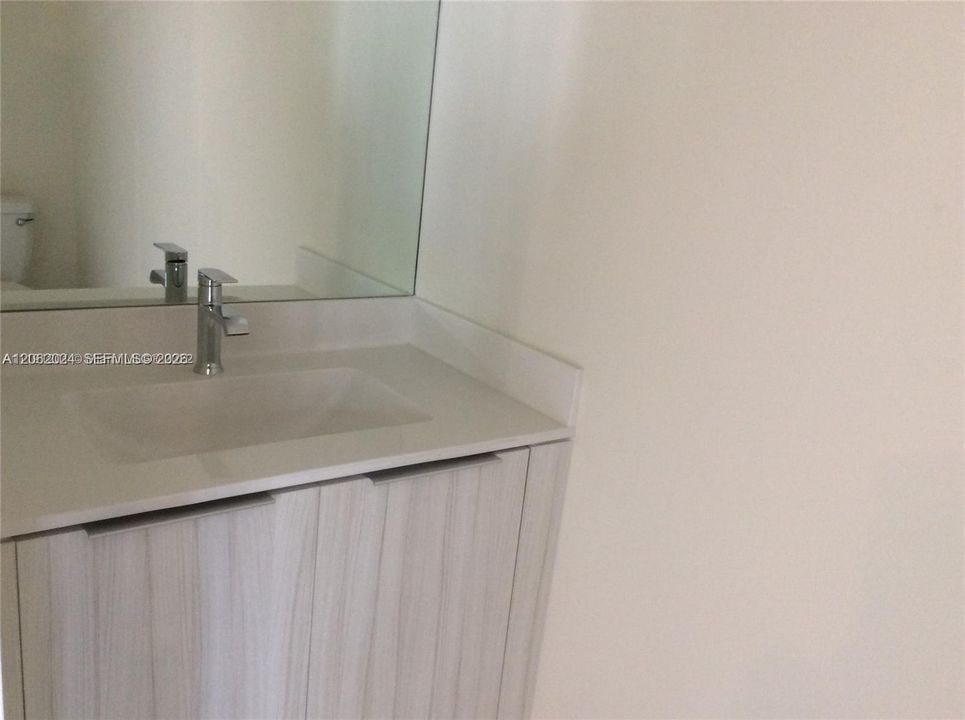 Activo con contrato: $3,950 (3 camas, 2 baños, 1424 Pies cuadrados)