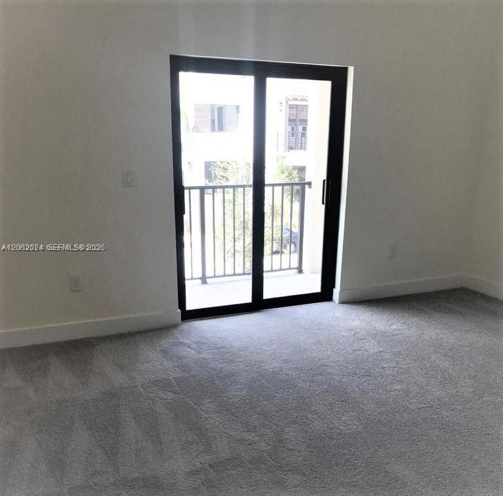 Activo con contrato: $3,950 (3 camas, 2 baños, 1424 Pies cuadrados)