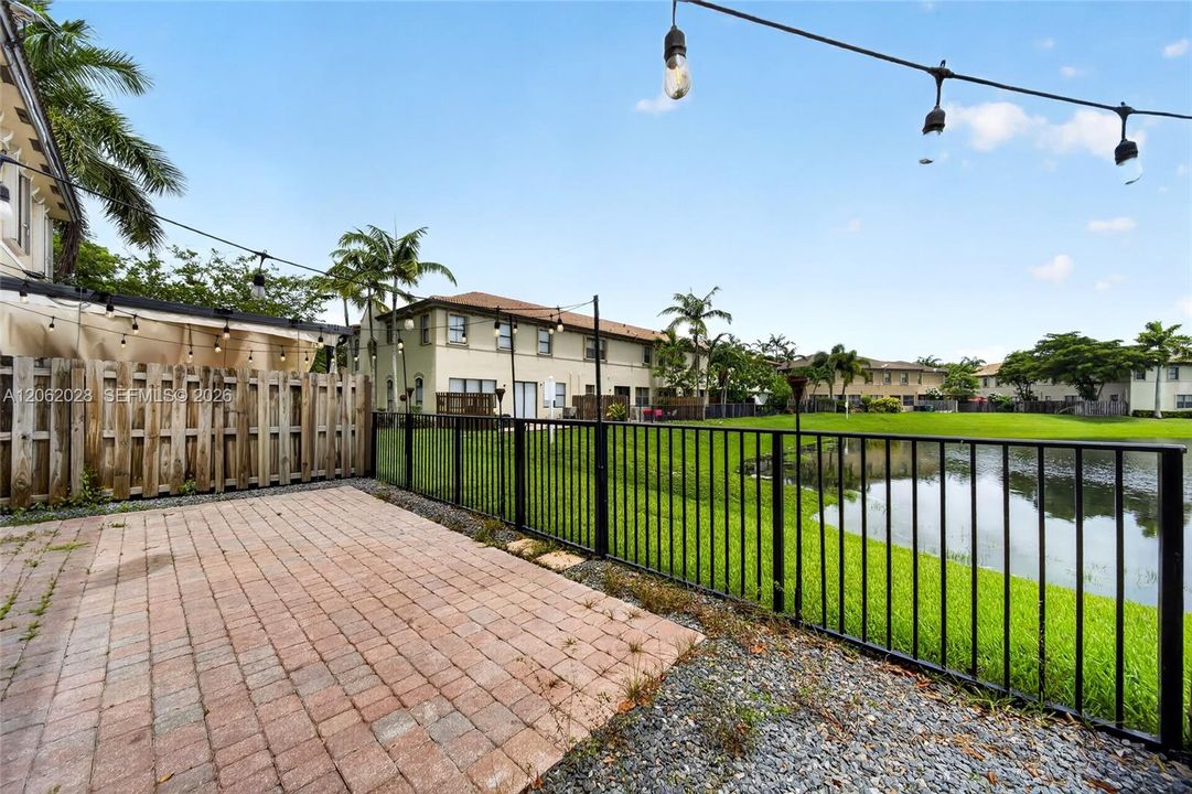 Недавно продано: $444,999 (3 спален, 2 ванн, 1857 Квадратных фут)