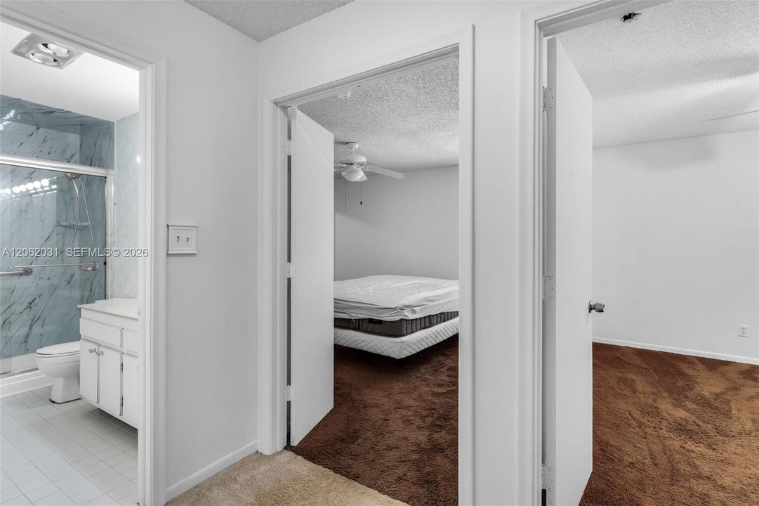 2nd-floor bathroom. Partial view of the principal bedroom and the bedroom next to it.