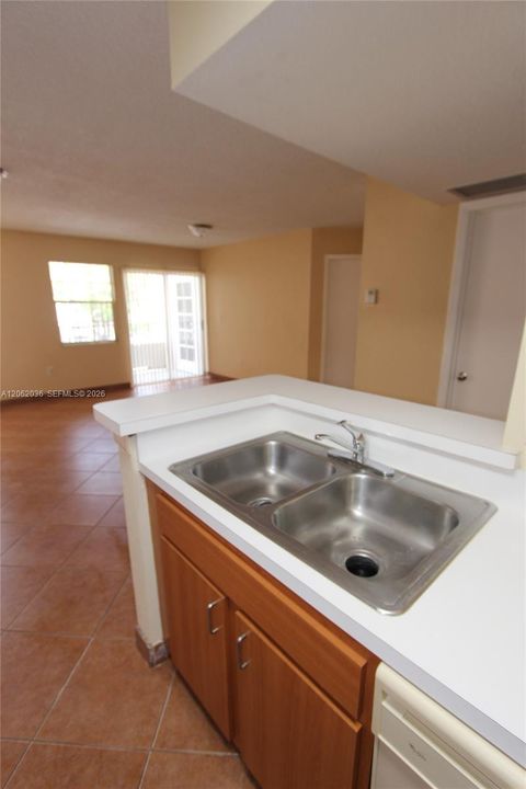 В аренду: $1,950 (2 спален, 2 ванн, 992 Квадратных фут)
