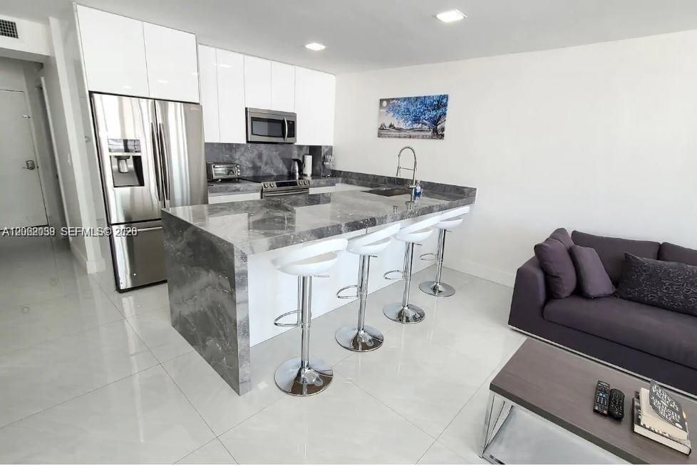 В аренду: $3,200 (3 спален, 2 ванн, 896 Квадратных фут)