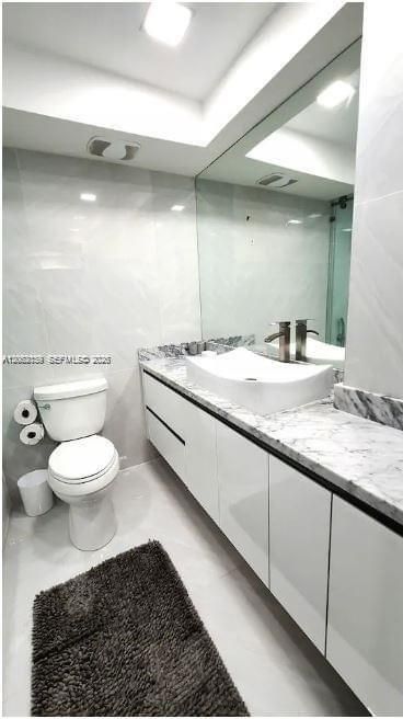В аренду: $3,200 (3 спален, 2 ванн, 896 Квадратных фут)