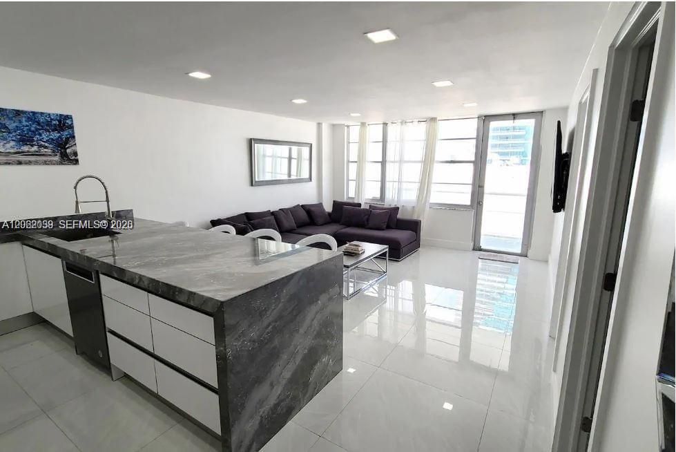 В аренду: $3,200 (3 спален, 2 ванн, 896 Квадратных фут)