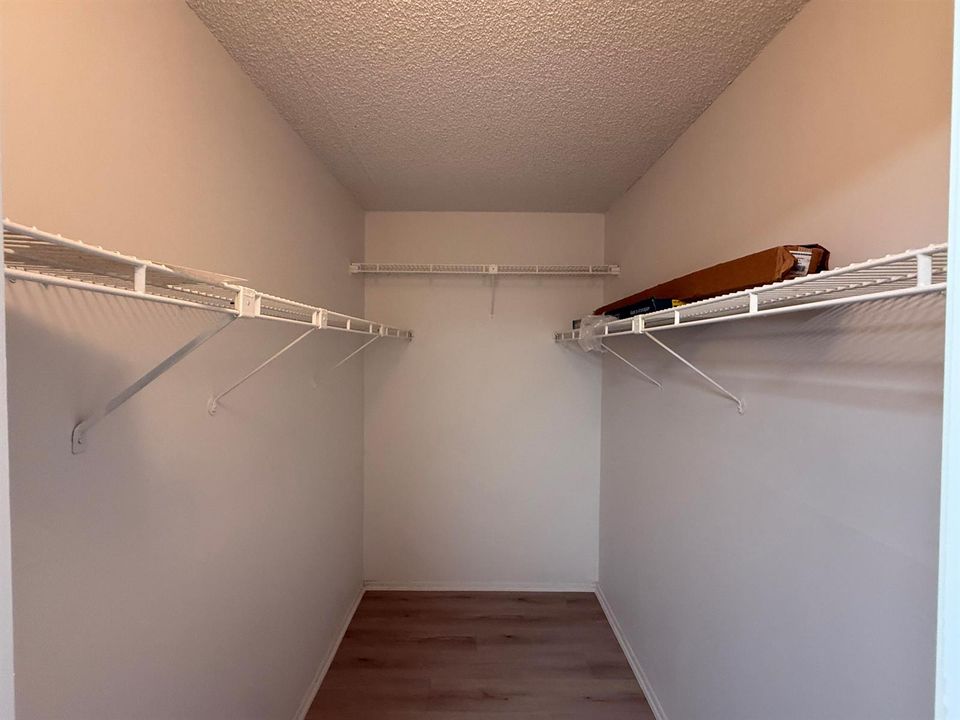 MBR WALK IN CLOSET