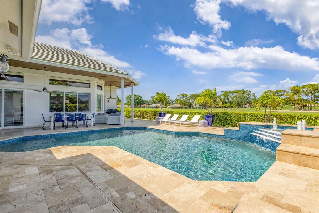 SPACIOUS SUNNY POOL