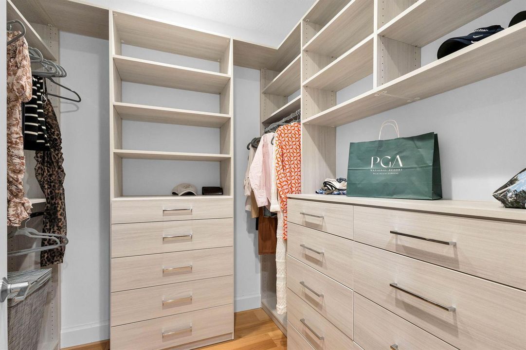 WALK IN CLOSET