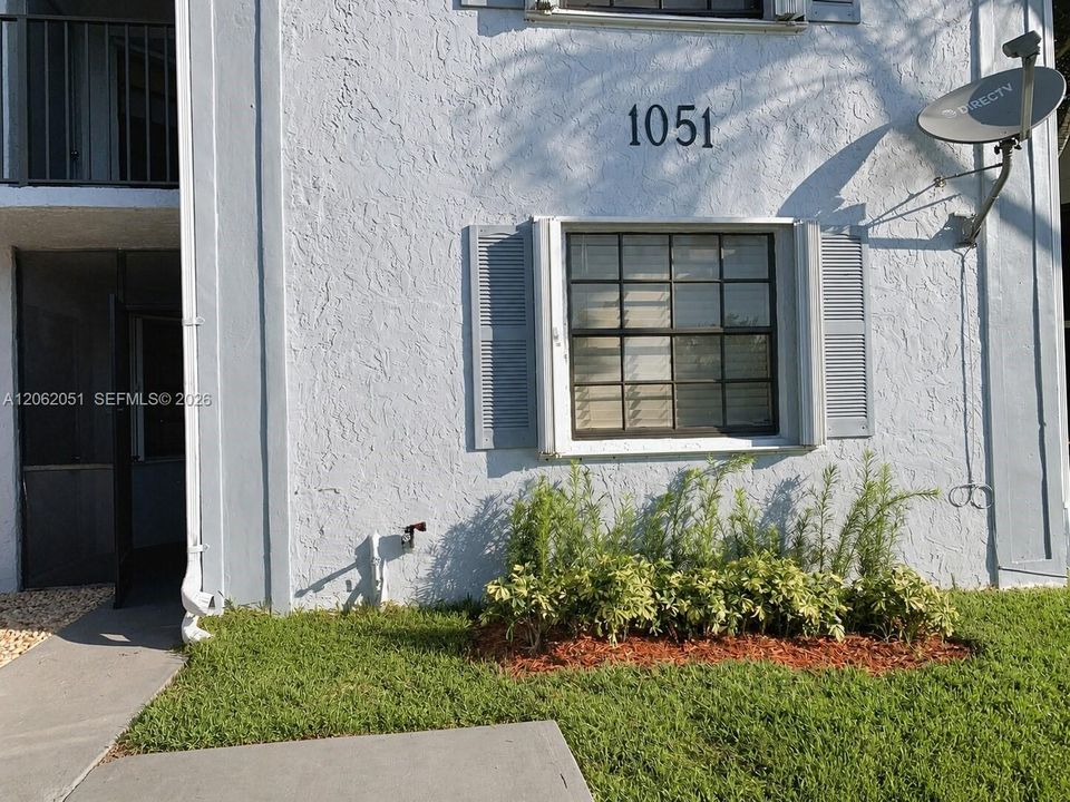 For Sale: $209,900 (2 beds, 2 baths, 970 Square Feet)