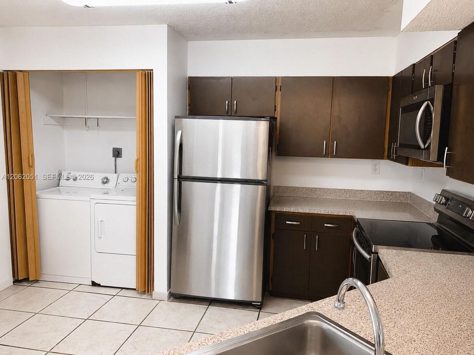 For Sale: $209,900 (2 beds, 2 baths, 970 Square Feet)