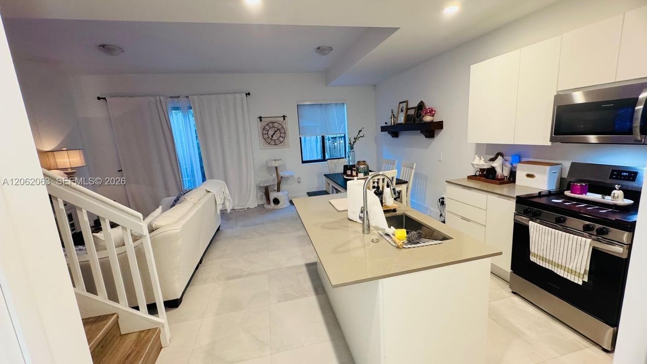 В аренду: $2,700 (3 спален, 2 ванн, 1558 Квадратных фут)