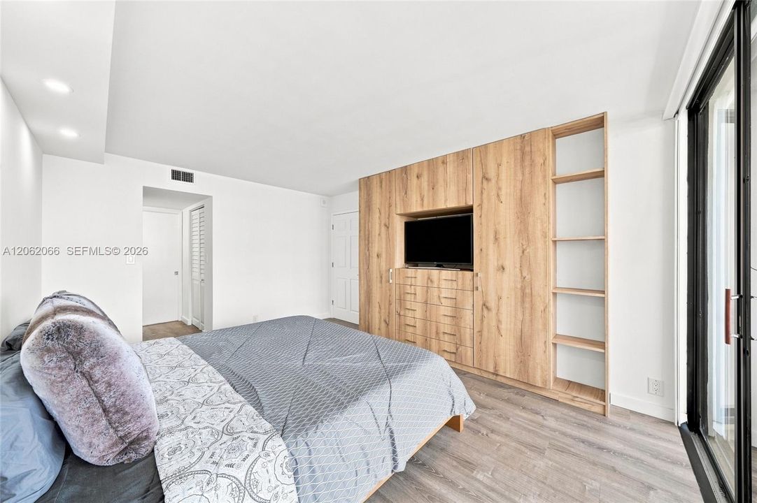 For Rent: $3,300 (1 beds, 1 baths, 1064 Square Feet)