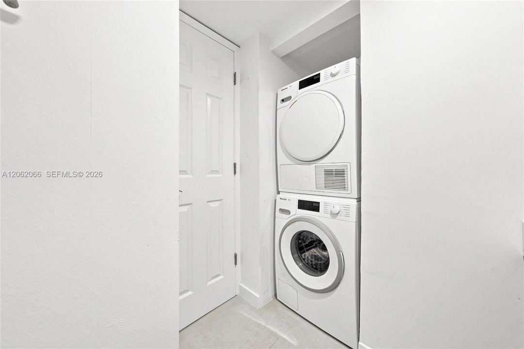For Rent: $3,300 (1 beds, 1 baths, 1064 Square Feet)