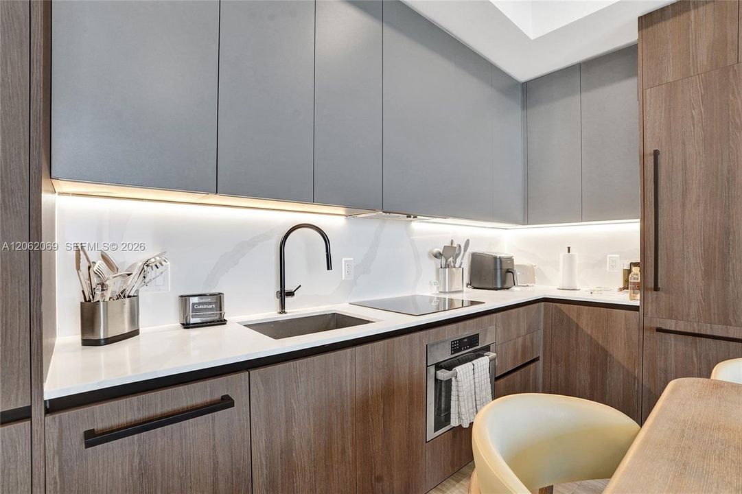 For Sale: $1,500,000 (1 beds, 1 baths, 708 Square Feet)