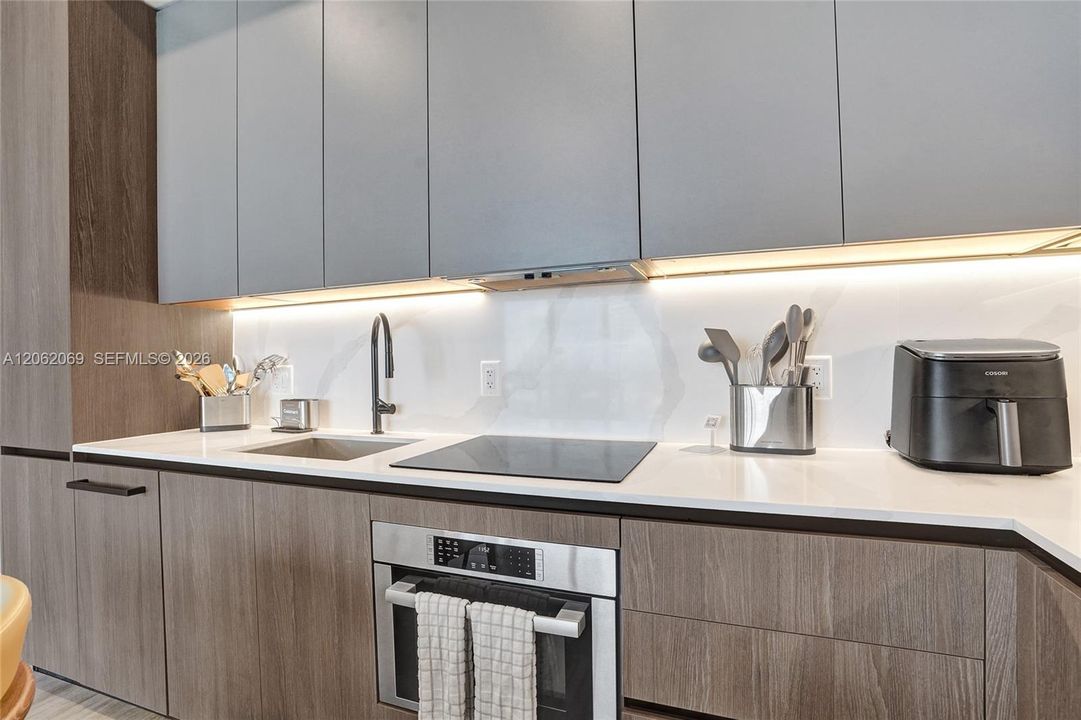 For Sale: $1,500,000 (1 beds, 1 baths, 708 Square Feet)