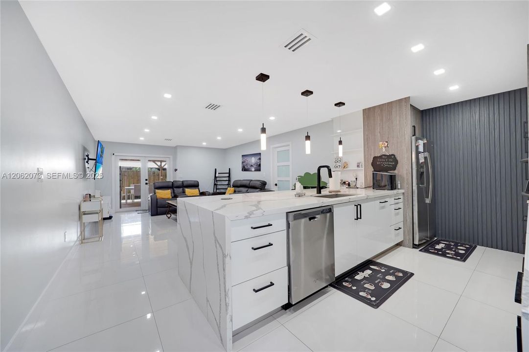 На продажу: $399,900 (3 спален, 2 ванн, 1162 Квадратных фут)