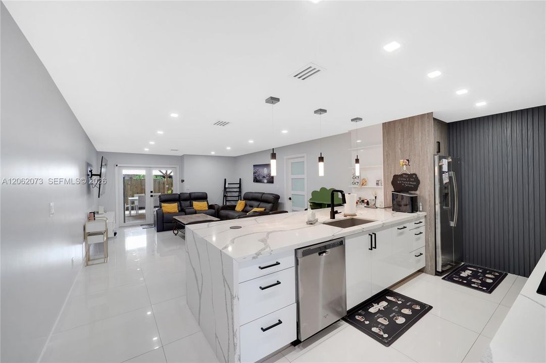 На продажу: $399,900 (3 спален, 2 ванн, 1162 Квадратных фут)