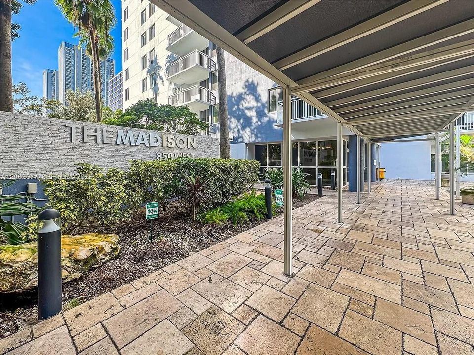For Sale: $294,999 (2 beds, 2 baths, 903 Square Feet)