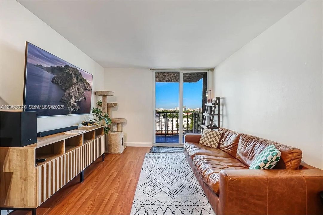 For Sale: $294,999 (2 beds, 2 baths, 903 Square Feet)