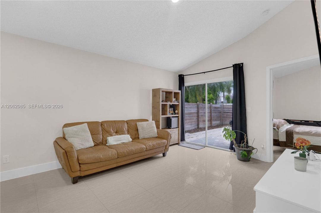 En Venta: $365,000 (3 camas, 2 baños, 1053 Pies cuadrados)