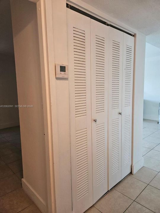 For Rent: $1,950 (1 beds, 1 baths, 810 Square Feet)
