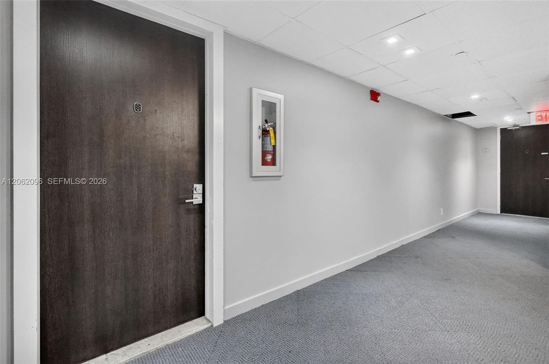 For Rent: $1,800 (1 beds, 1 baths, 913 Square Feet)