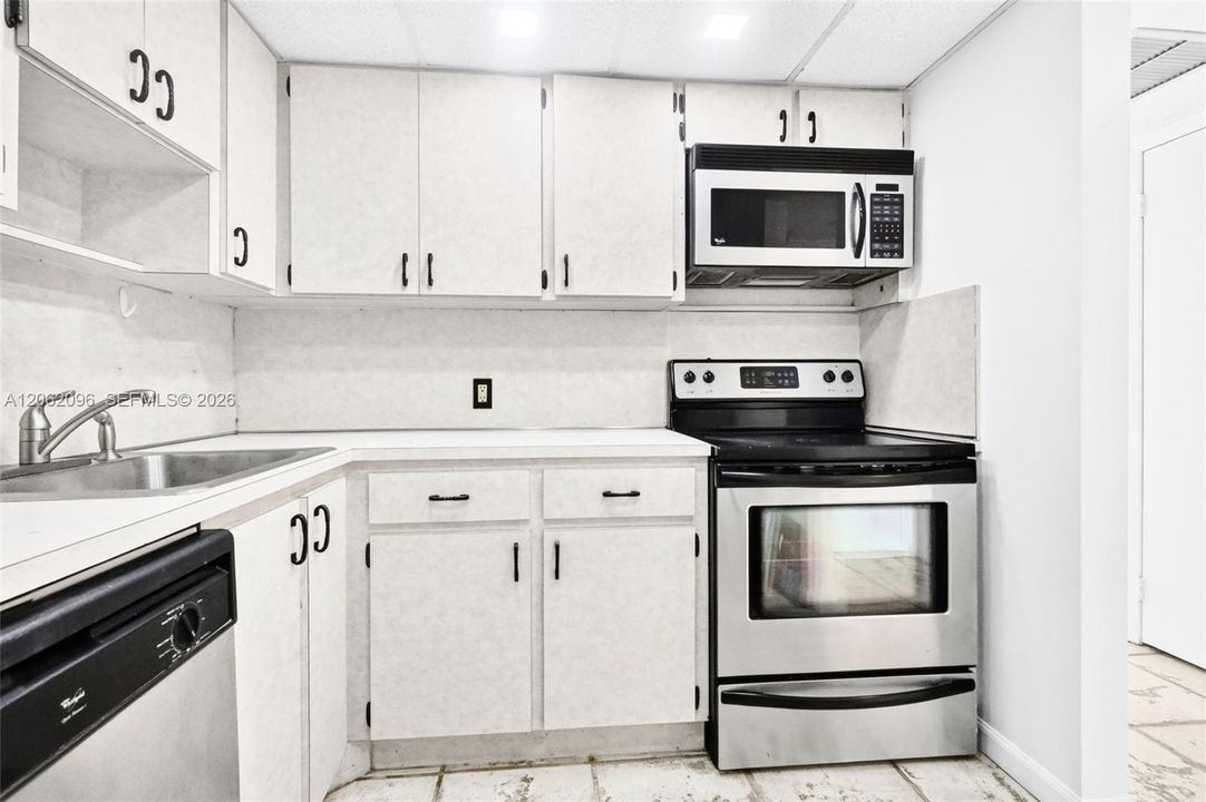 For Rent: $1,800 (1 beds, 1 baths, 913 Square Feet)