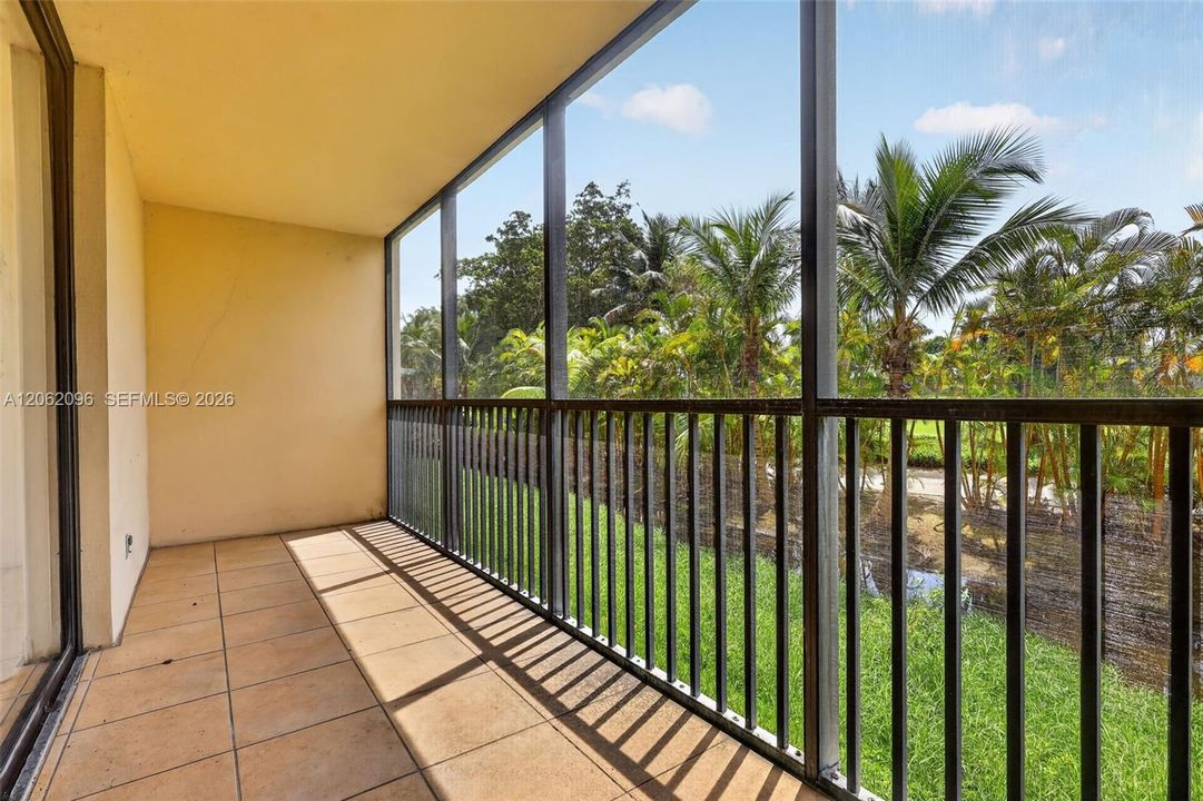For Rent: $1,800 (1 beds, 1 baths, 913 Square Feet)