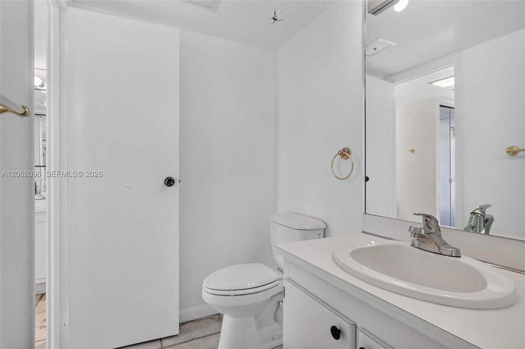 For Rent: $1,800 (1 beds, 1 baths, 913 Square Feet)