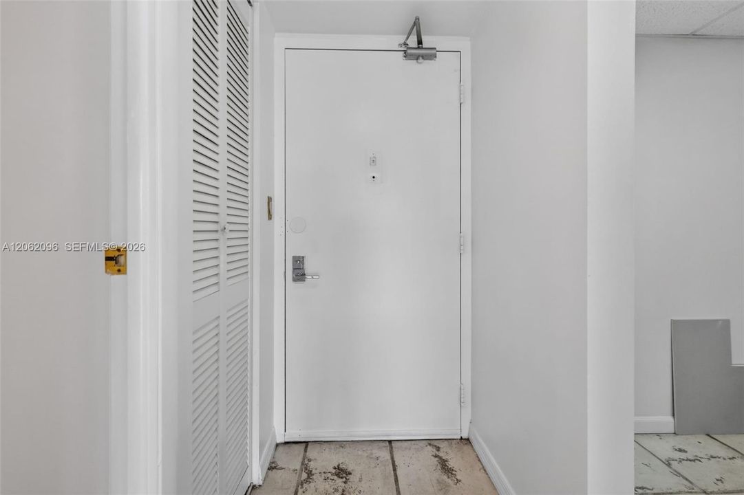 For Rent: $1,800 (1 beds, 1 baths, 913 Square Feet)