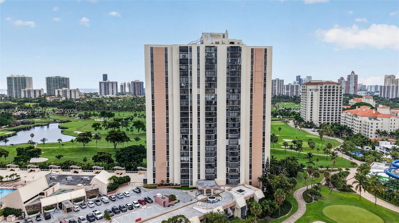 For Rent: $1,800 (1 beds, 1 baths, 913 Square Feet)