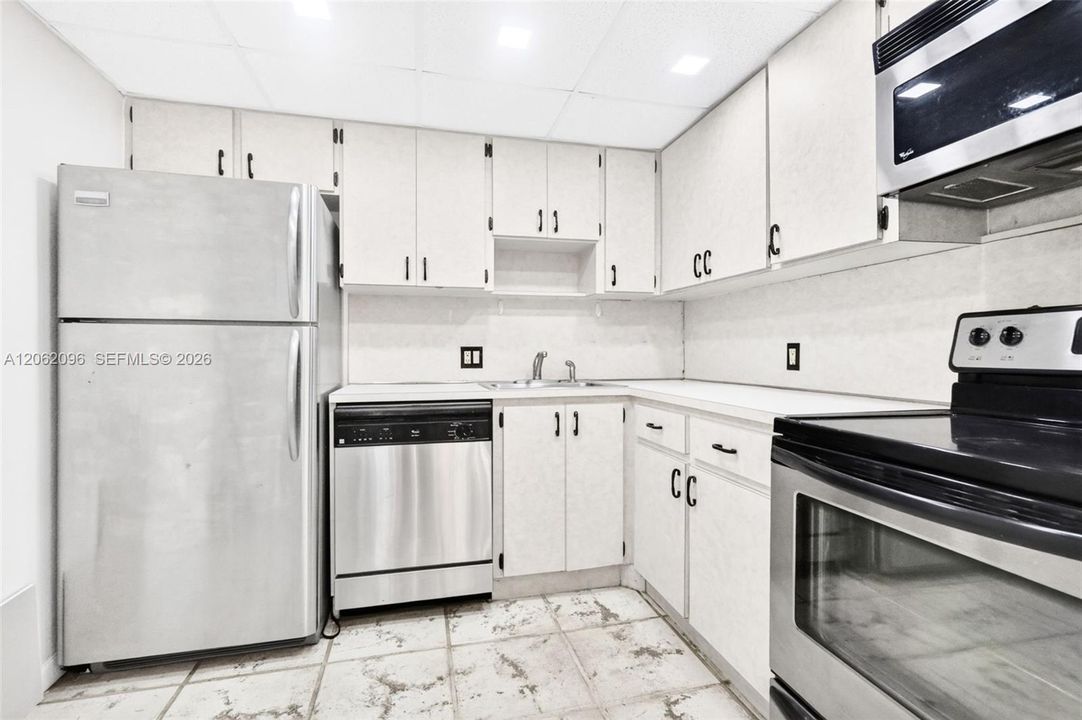For Rent: $1,800 (1 beds, 1 baths, 913 Square Feet)