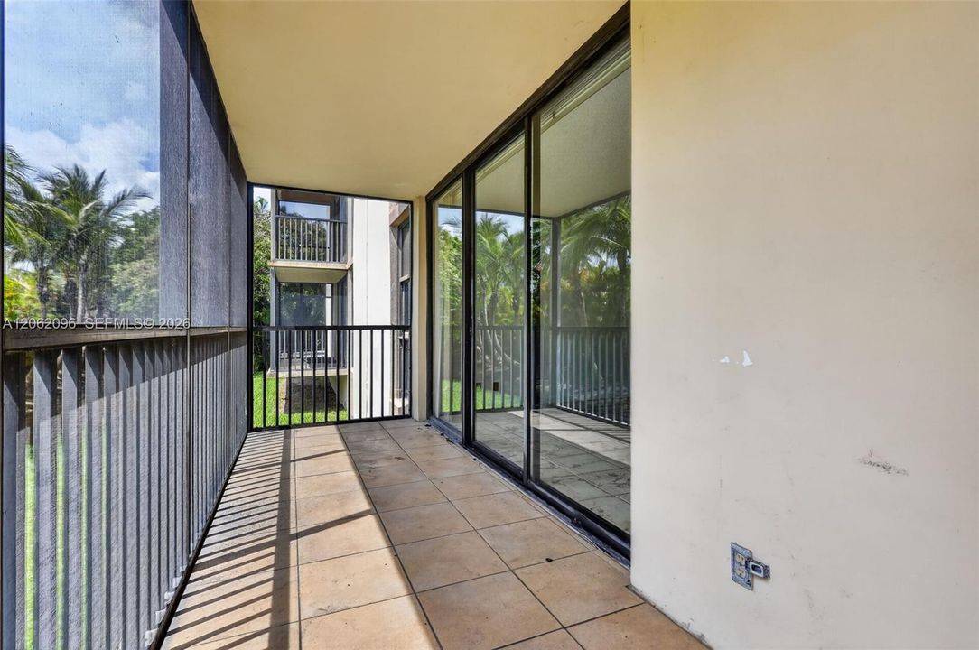 For Rent: $1,800 (1 beds, 1 baths, 913 Square Feet)