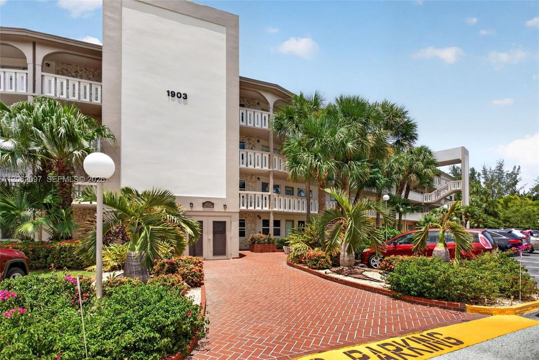 For Sale: $155,000 (2 beds, 2 baths, 1002 Square Feet)