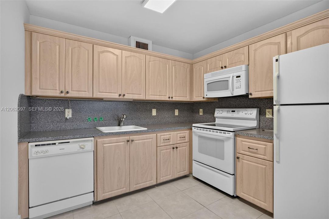 For Sale: $155,000 (2 beds, 2 baths, 1002 Square Feet)