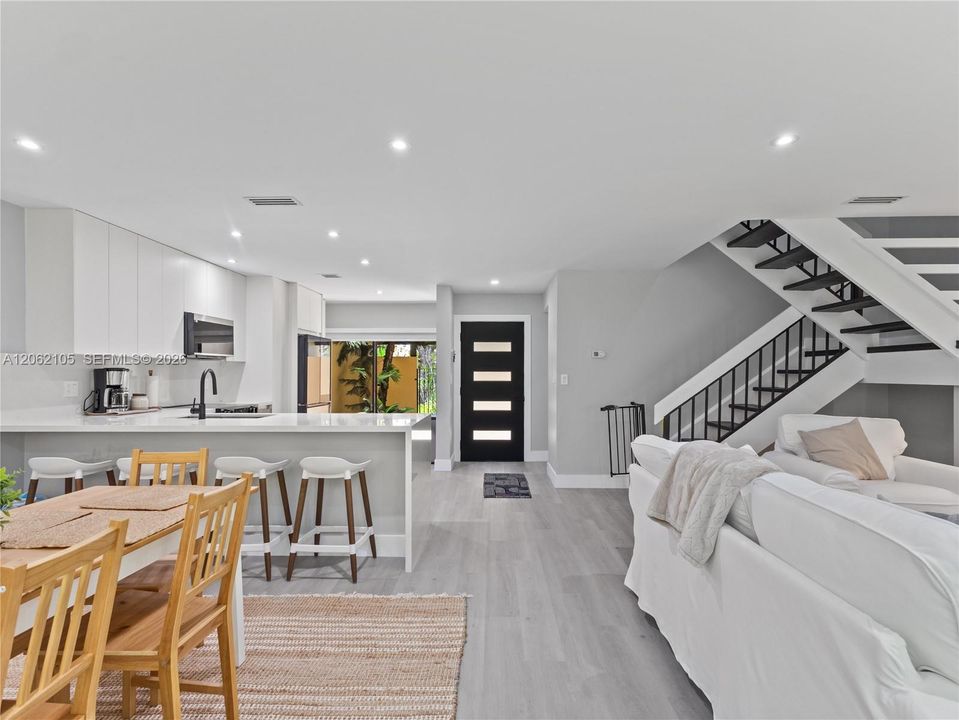 En Venta: $695,000 (3 camas, 2 baños, 1712 Pies cuadrados)