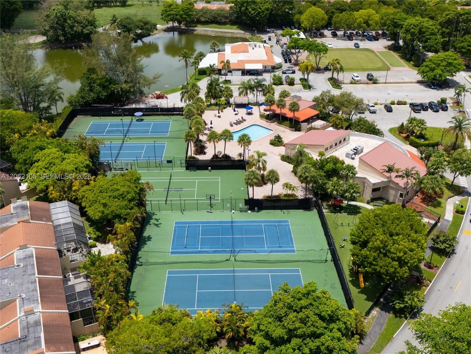En Venta: $695,000 (3 camas, 2 baños, 1712 Pies cuadrados)