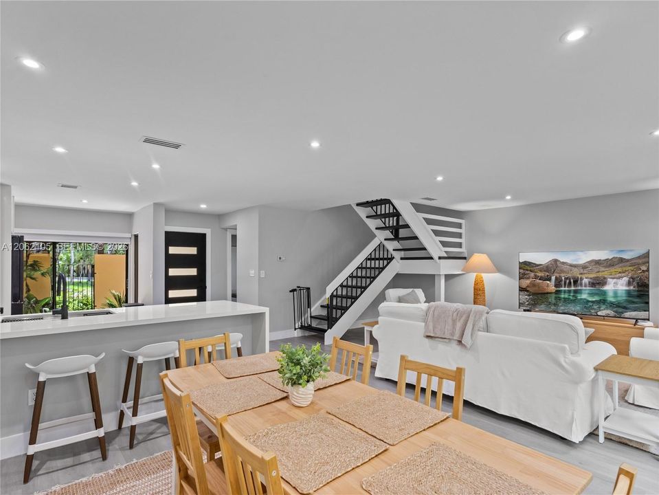 En Venta: $695,000 (3 camas, 2 baños, 1712 Pies cuadrados)