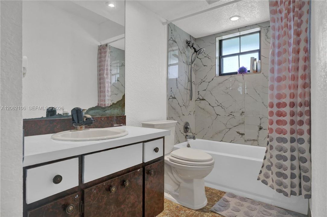 En Venta: $1,700,000 (4 camas, 3 baños, 2704 Pies cuadrados)