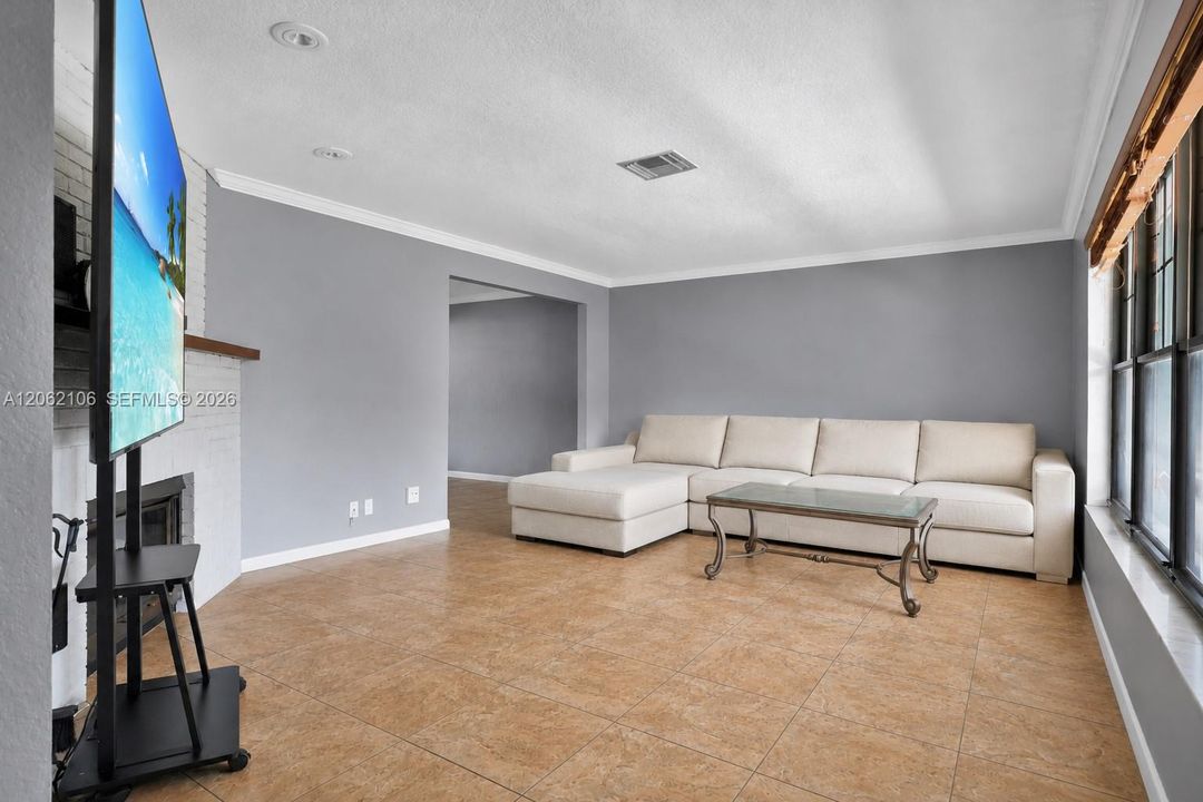 En Venta: $1,700,000 (4 camas, 3 baños, 2704 Pies cuadrados)