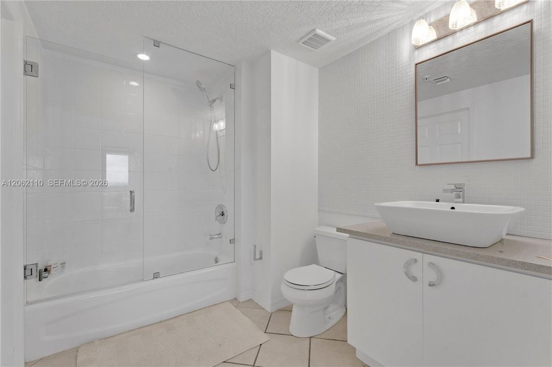 На продажу: $399,000 (2 спален, 2 ванн, 842 Квадратных фут)