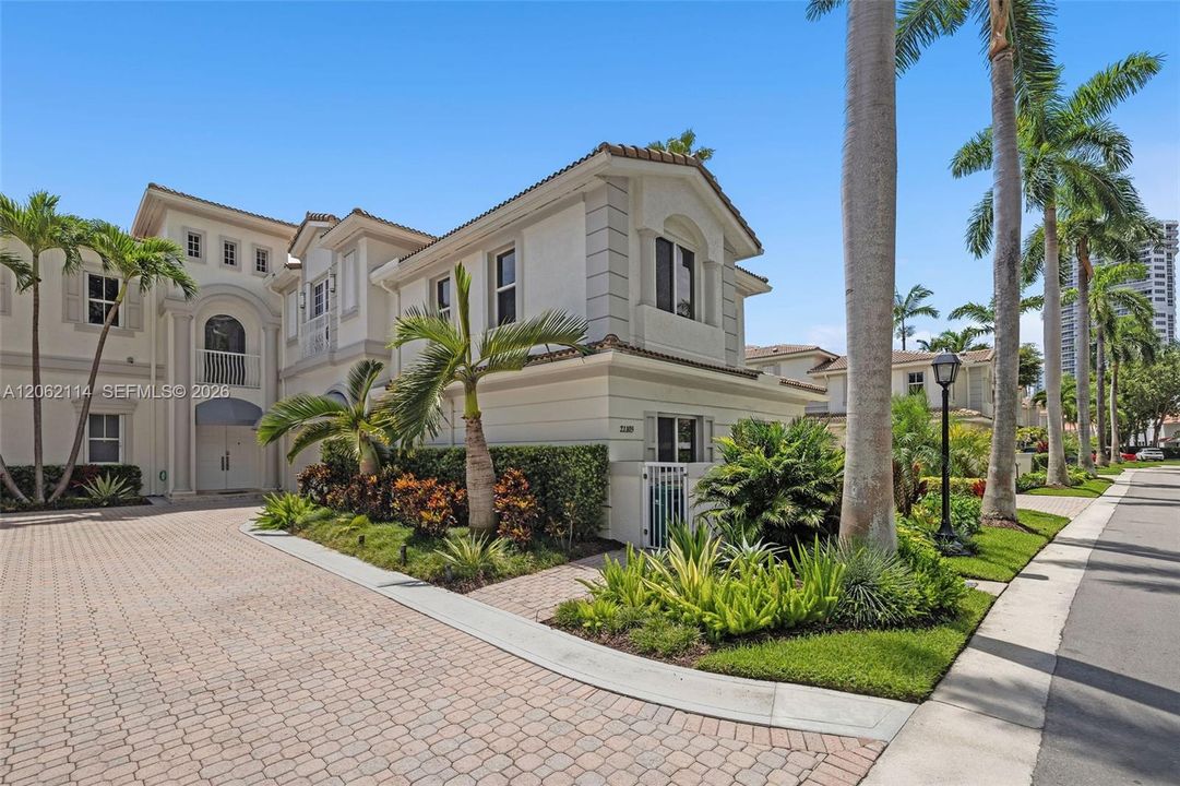 For Rent: $11,000 (3 beds, 4 baths, 3200 Square Feet)