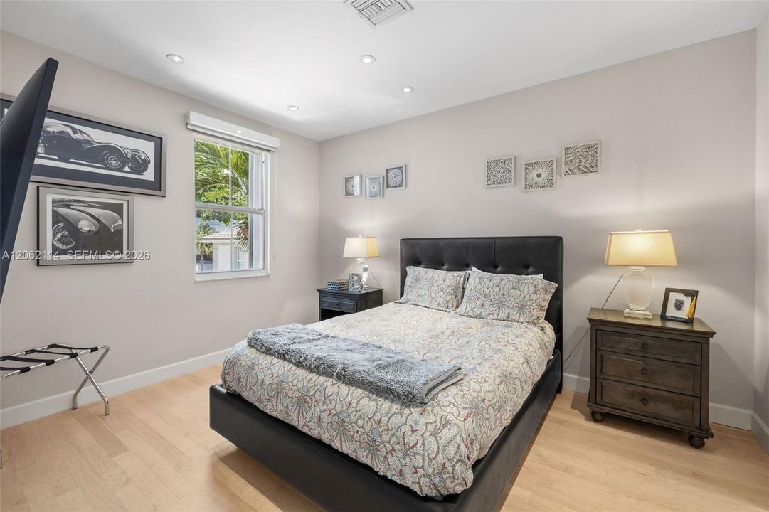 For Rent: $11,000 (3 beds, 4 baths, 3200 Square Feet)
