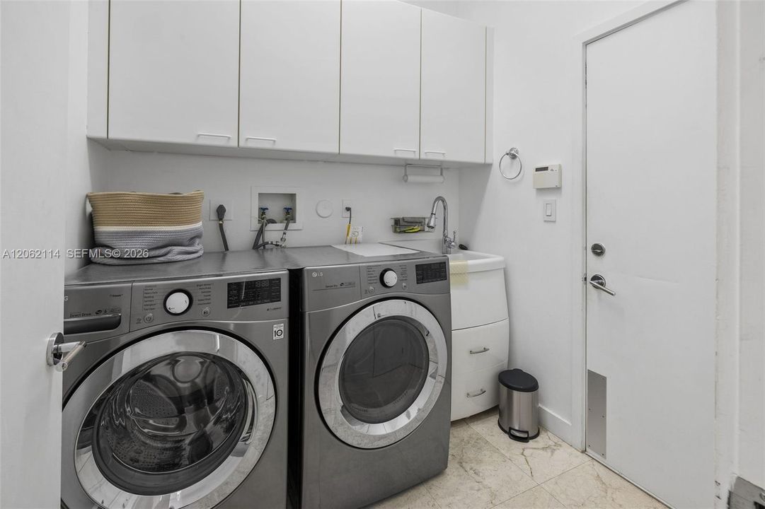 For Rent: $11,000 (3 beds, 4 baths, 3200 Square Feet)
