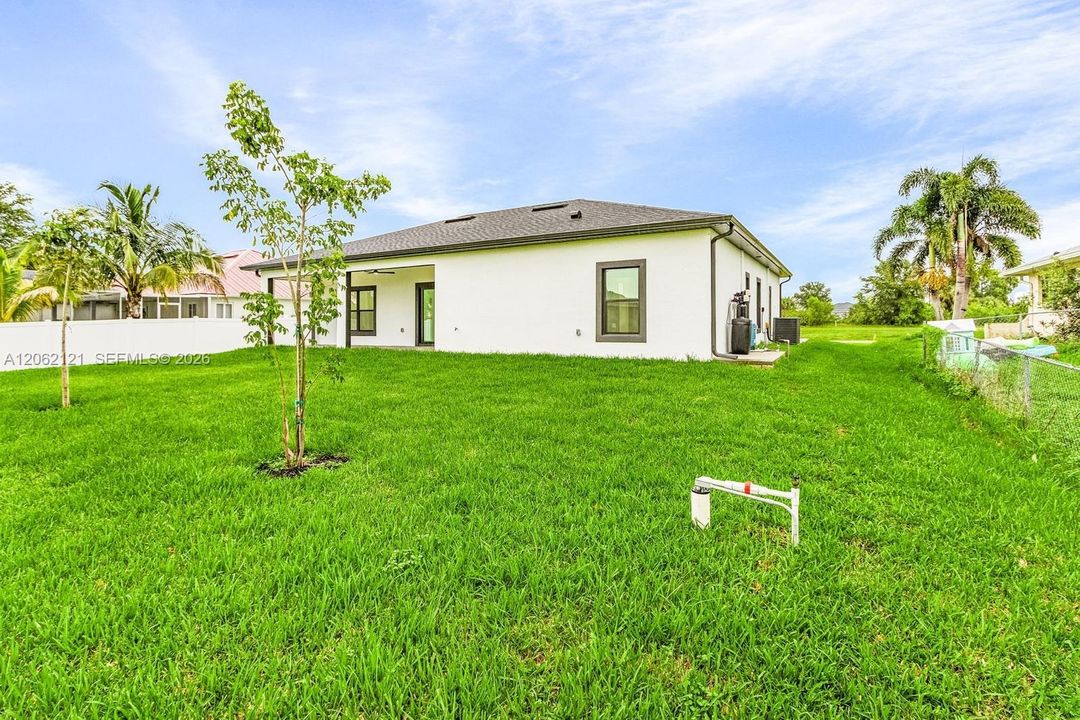 For Sale: $360,000 (3 beds, 2 baths, 1581 Square Feet)