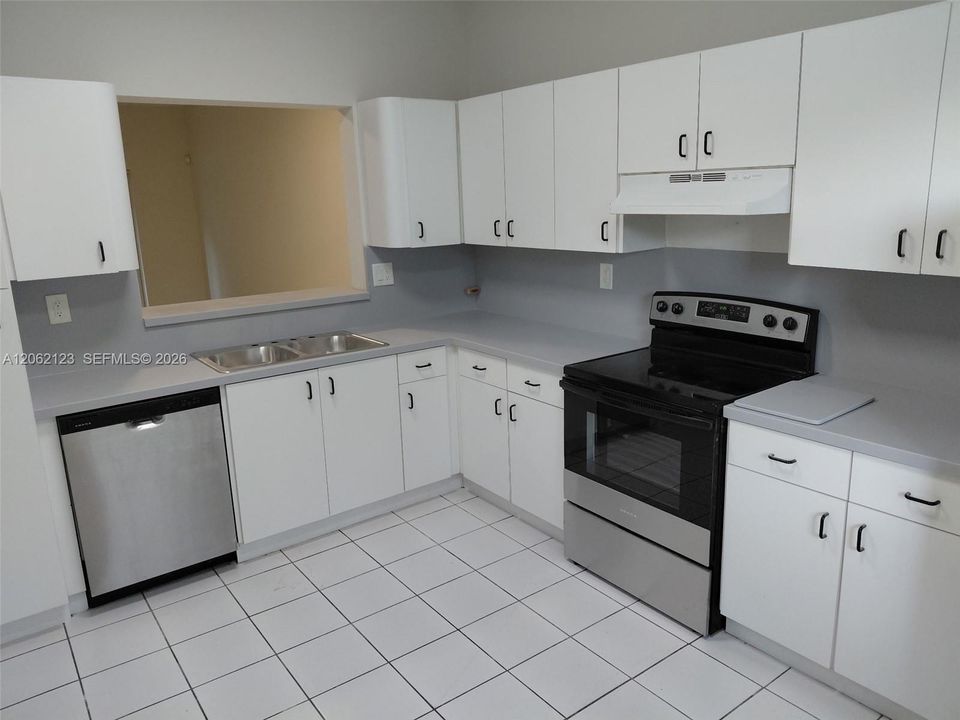В аренду: $3,400 (3 спален, 2 ванн, 1570 Квадратных фут)