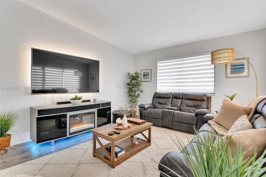 For Sale: $475,000 (2 beds, 2 baths, 1236 Square Feet)