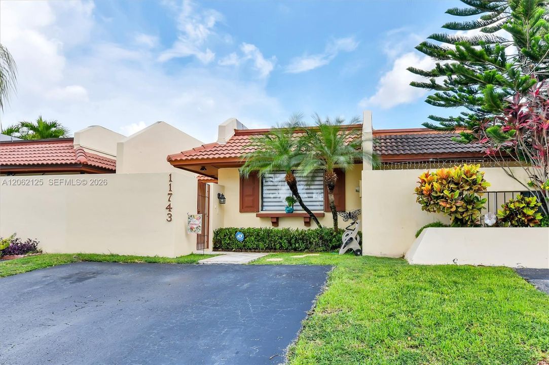 For Sale: $475,000 (2 beds, 2 baths, 1236 Square Feet)