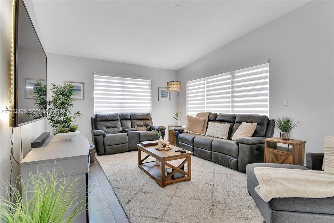 For Sale: $475,000 (2 beds, 2 baths, 1236 Square Feet)