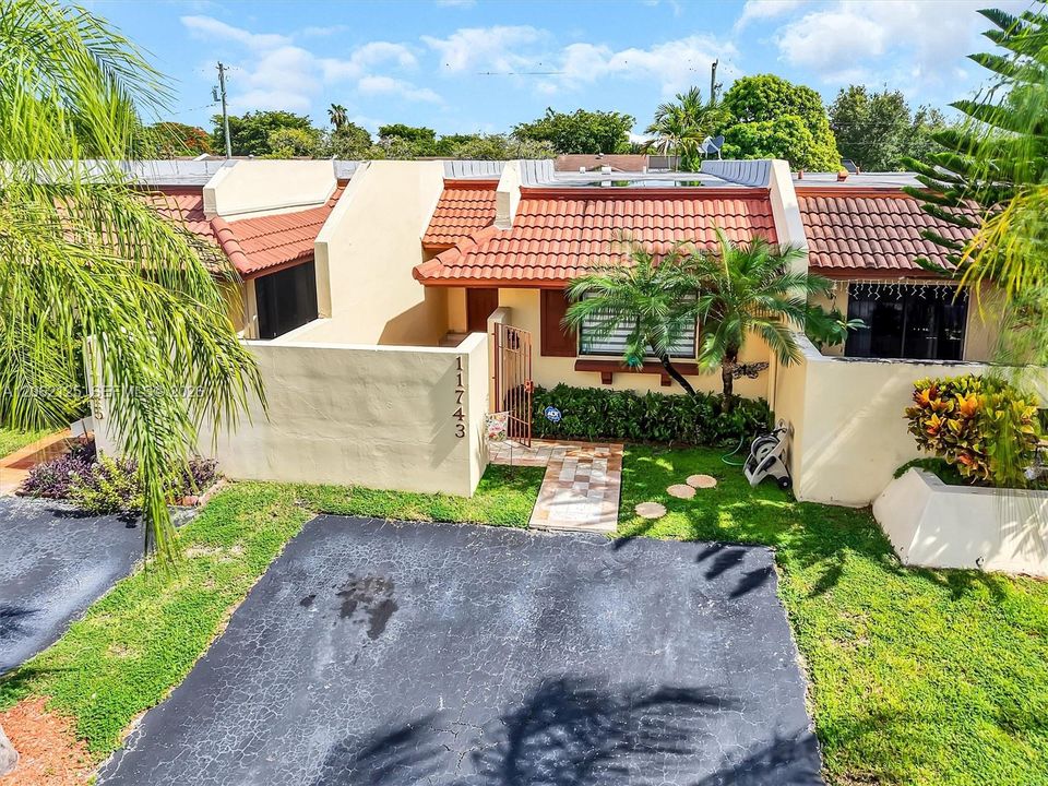 For Sale: $475,000 (2 beds, 2 baths, 1236 Square Feet)
