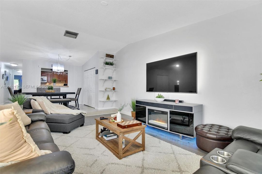 For Sale: $475,000 (2 beds, 2 baths, 1236 Square Feet)